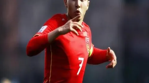 骑士队本赛季战绩惊艳，48胜10负领跑联盟，持平上赛季佳绩。